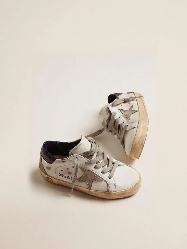 Junior Super-Star mit grauem Stern aus Wildleder und blauer Fersenlasche