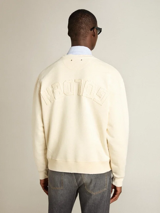 Sweatshirt in gealtertem Weiß mit umgekehrtem Logo auf der Rückseite – Jersey Capsule