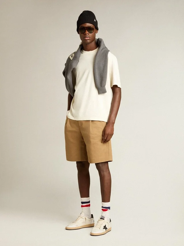 T-Shirt in „Aged White“ mit umgekehrtem Logo auf der Rückseite – Jersey Capsule