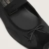 Étoile Ballerinas aus schwarzem Satin mit schwarzem, gesticktem Stern und elastischem Riemen
