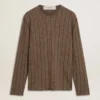 Travertinfarbener Herrenpullover mit „Golden“-Schriftzug als Aufnäher auf der Rückseite