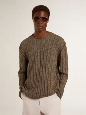 Travertinfarbener Herrenpullover mit „Golden“-Schriftzug als Aufnäher auf der Rückseite