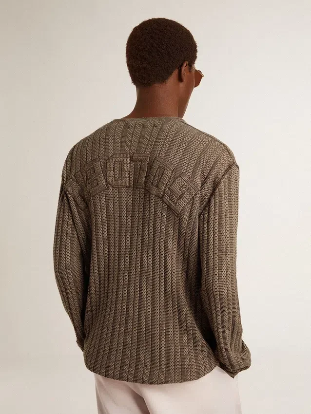 Travertinfarbener Herrenpullover mit „Golden“-Schriftzug als Aufnäher auf der Rückseite