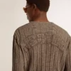 Travertinfarbener Herrenpullover mit „Golden“-Schriftzug als Aufnäher auf der Rückseite
