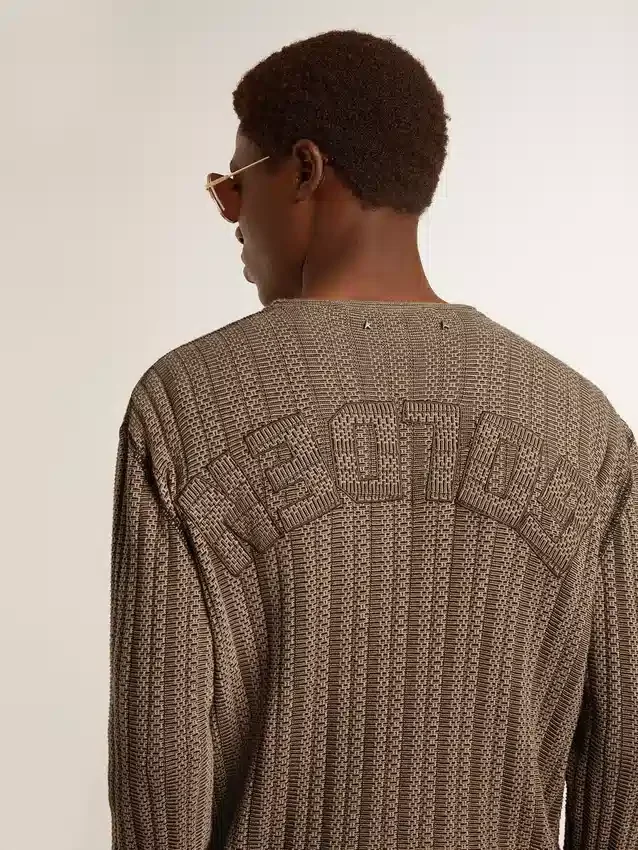 Travertinfarbener Herrenpullover mit „Golden“-Schriftzug als Aufnäher auf der Rückseite