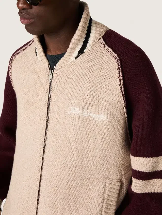 Unisex-Bomberjacke aus weißem und burgunderrotem Jacquard-Strick