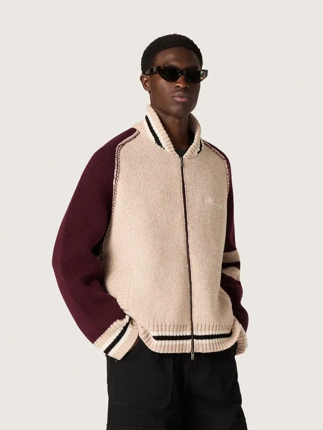 Unisex-Bomberjacke aus weißem und burgunderrotem Jacquard-Strick