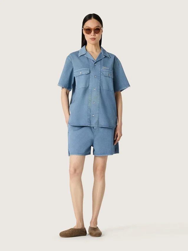 Unisex-Hemd aus hellblauem Denim mit Stickerei auf der Rückseite