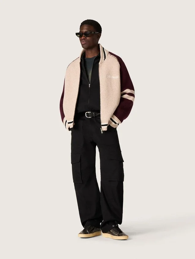 Unisex-Bomberjacke aus weißem und burgunderrotem Jacquard-Strick