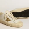 V-Star aus weißem Leder mit goldfarbenem Metallic-Lederstern