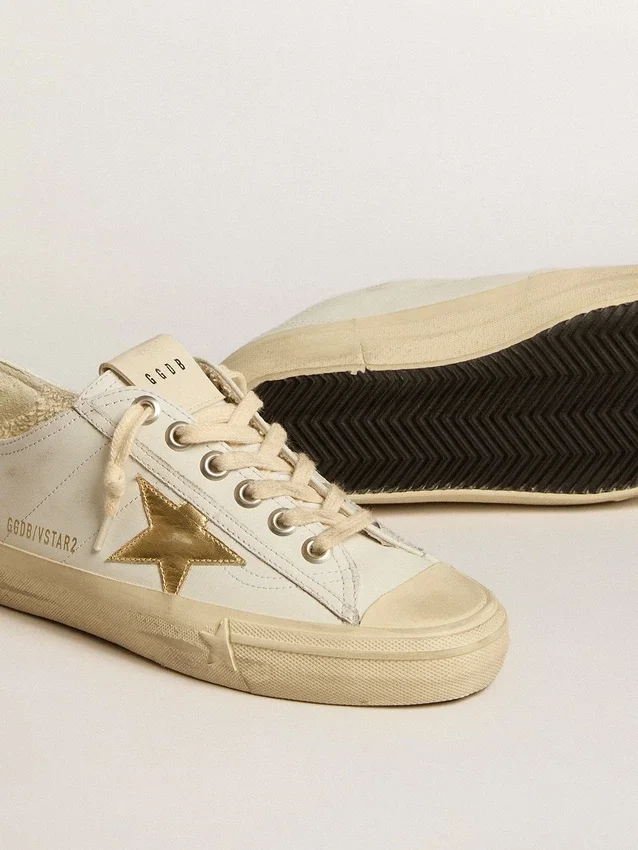V-Star aus weißem Leder mit goldfarbenem Metallic-Lederstern