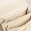 Venezia-Tasche aus butterfarbenem, geripptem Leder mit doppeltem Anhänger