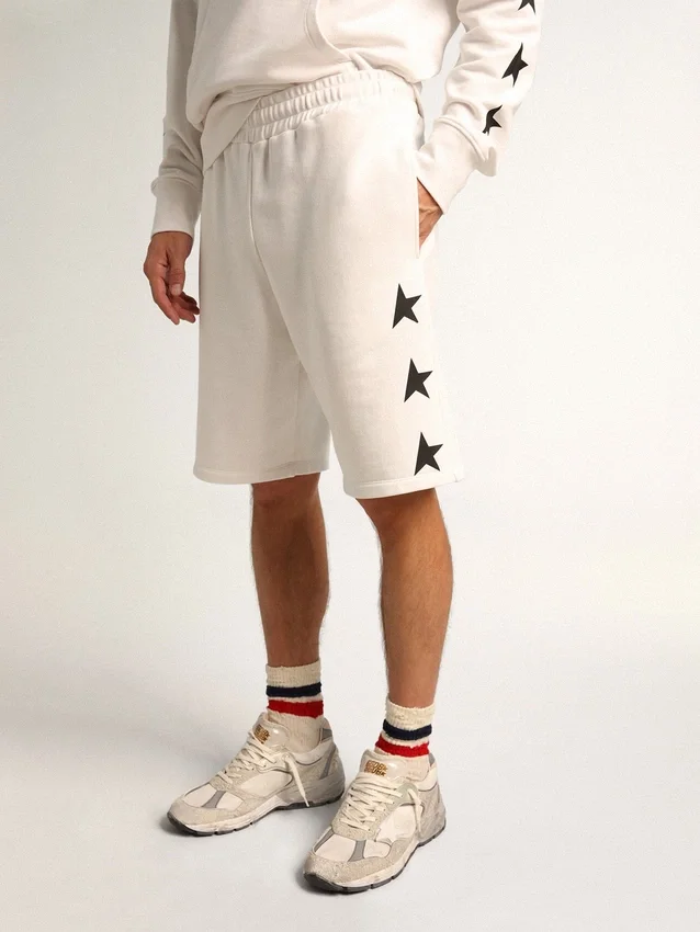 Vintage-weiße Bermuda-Shorts für Herren mit kontrastierenden schwarzen Sternen