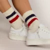 Vintage-weiße Socken mit Used-Look-Details und zweifarbigen Streifen