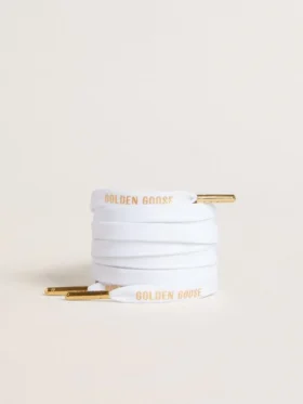 Weiße Baumwollschnürsenkel mit kontrastierendem goldenem Logo
