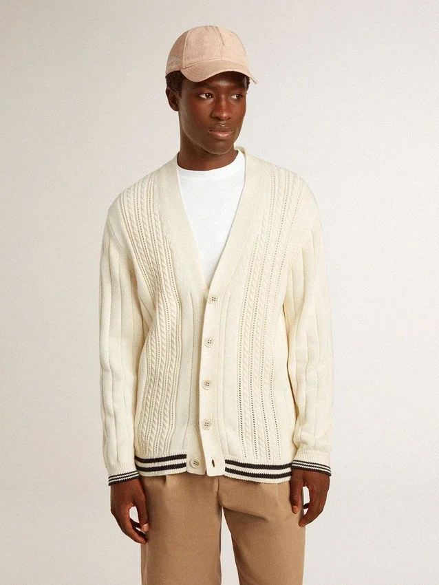 Weiße Herren-Strickjacke aus Baumwolle mit Zopfmuster und blauen Bündchen