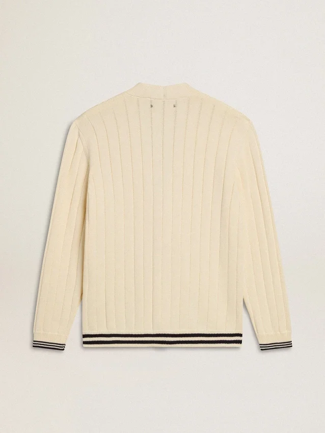 Weiße Herren-Strickjacke aus Baumwolle mit Zopfmuster und blauen Bündchen