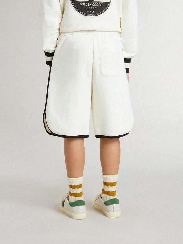 Weiße Shorts für Jungen mit gesticktem Logo