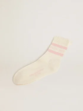 Weiße Socken im Distressed-Look mit babyrosa Logo und Streifen