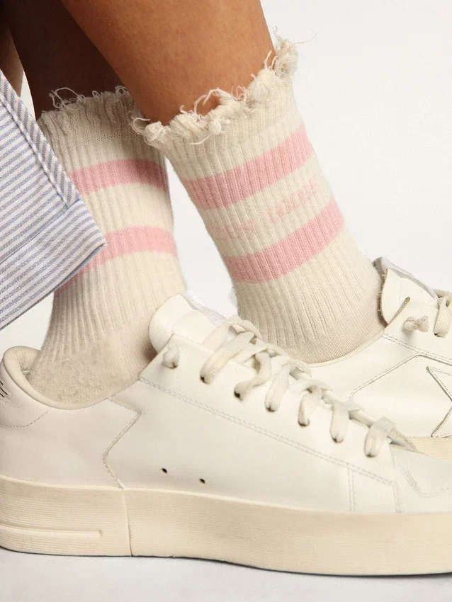 Weiße Socken im Distressed-Look mit babyrosa Logo und Streifen