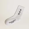 Weiße Socken mit kontrastierenden schwarzen Sternen