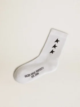 Weiße Socken mit kontrastierenden schwarzen Sternen
