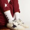 Weiße Socken mit kontrastierenden schwarzen Sternen