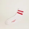 Weiße Socken mit Used-Look-Details und roten Streifen