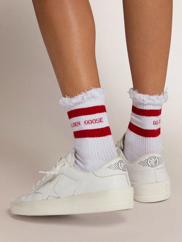 Weiße Socken mit Used-Look-Details und roten Streifen
