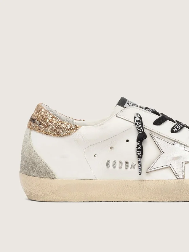 Weiße Super-Star-Damenschuhe aus Leder mit glitzernder Fersenlasche
