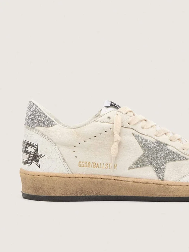 Weißer „Ball Star“ mit einem Stern aus Swarovski-Kristallen und Fersenlasche