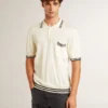 Weißes, im Used-Look gehaltenes Strick-Poloshirt für Herren mit blauen Rippbündchen