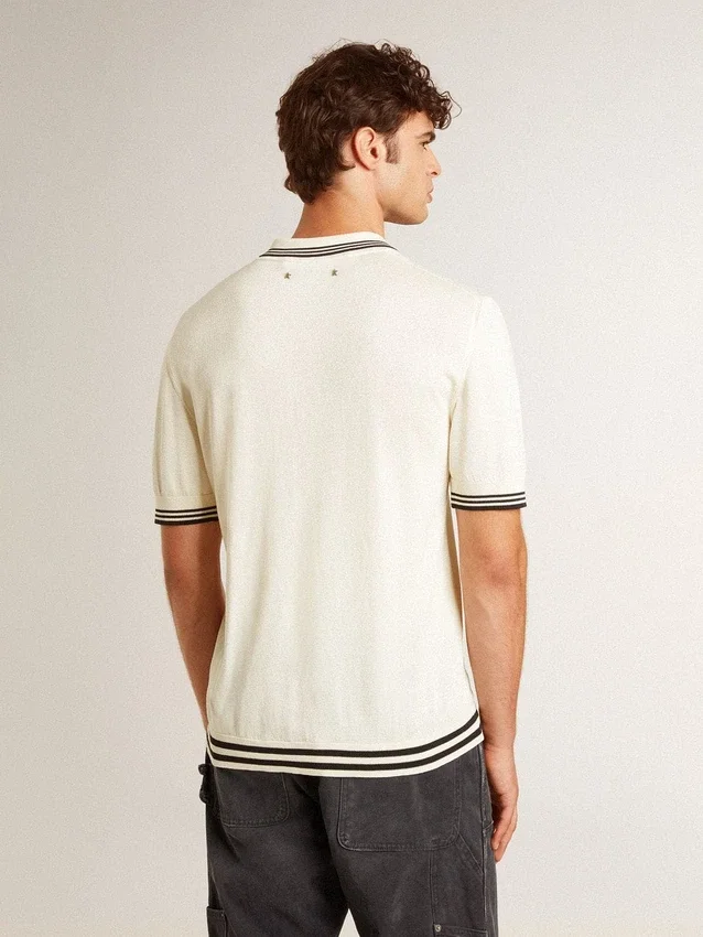 Weißes, im Used-Look gehaltenes Strick-Poloshirt für Herren mit blauen Rippbündchen