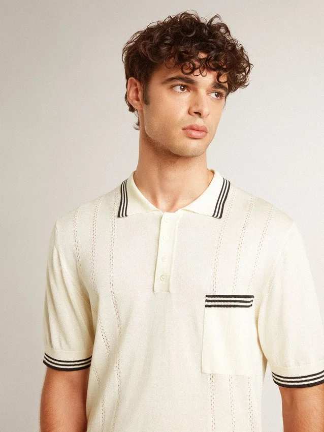 Weißes, im Used-Look gehaltenes Strick-Poloshirt für Herren mit blauen Rippbündchen