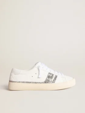Yatay Modell 1B – nachhaltige Sneaker mit weißem, biobasiertem Obermaterial und silbernem, recyceltem Glitzer Y