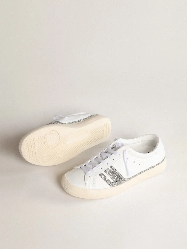 Yatay Modell 1B – nachhaltige Sneaker mit weißem, biobasiertem Obermaterial und silbernem, recyceltem Glitzer Y