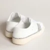 Yatay Modell 1B – nachhaltige Sneaker mit weißem, biobasiertem Obermaterial und silbernem, recyceltem Glitzer Y