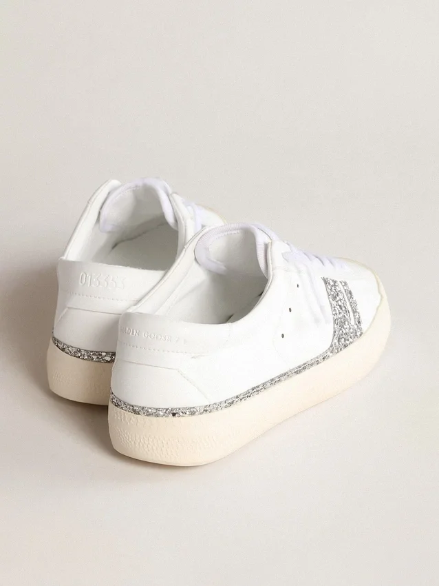 Yatay Modell 1B – nachhaltige Sneaker mit weißem, biobasiertem Obermaterial und silbernem, recyceltem Glitzer Y