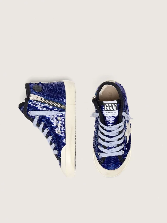 Young Francy Penstar in blauen Pailletten mit weißem Stern aus Wildleder