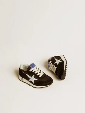 „Young Marathon“ aus schwarzem Nylon mit aufgedrucktem Stern und Lederlasche an der Ferse