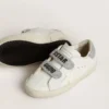 „Young Old School“ aus weißem Leder mit silberner Fersenlasche und Riemen aus Swarovski-Kristallen