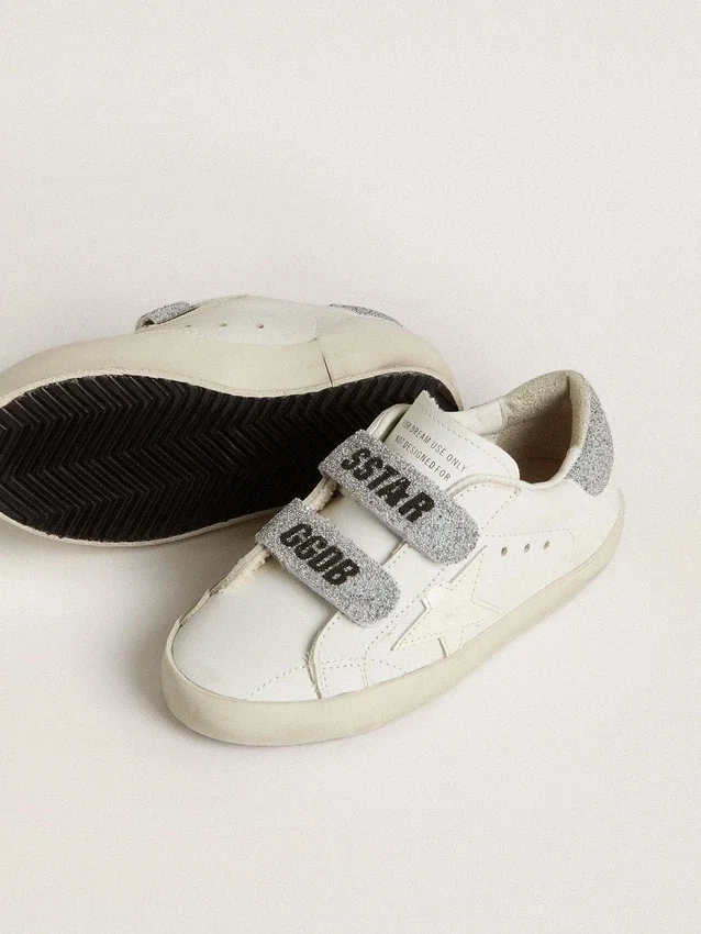 „Young Old School“ aus weißem Leder mit silberner Fersenlasche und Riemen aus Swarovski-Kristallen