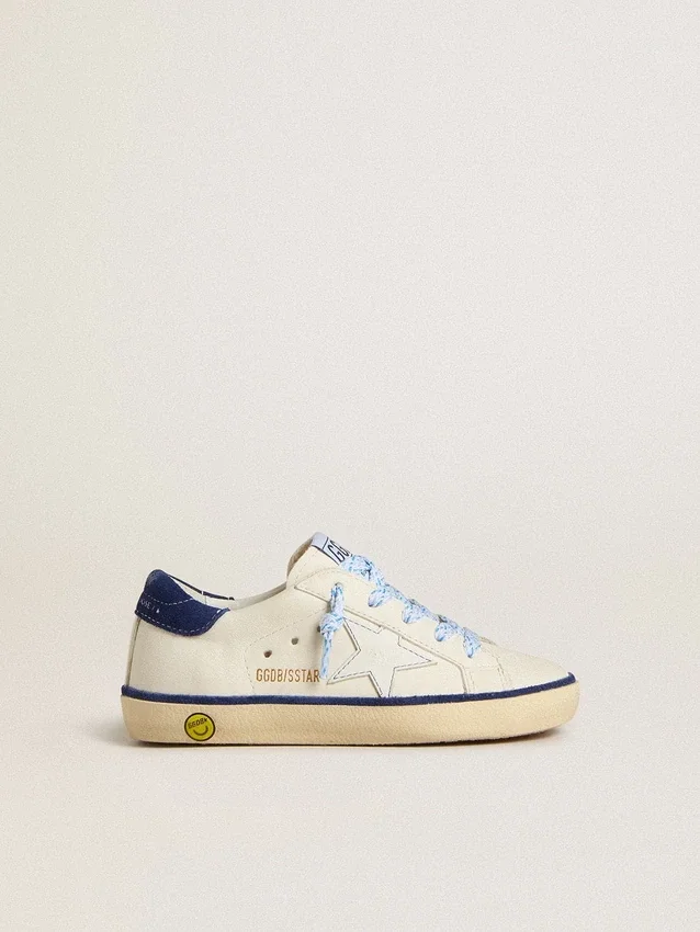 „Young Super-Star“ aus weißem Leder mit blauer Fersenlasche aus Wildleder