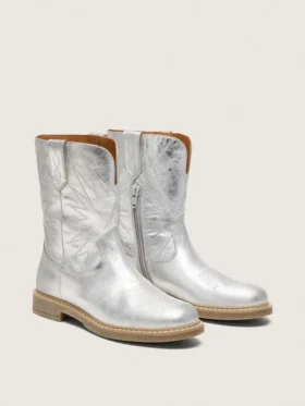 „Young Wish“-Stiefel aus silbernem Metallic-Leder mit Sternstickerei