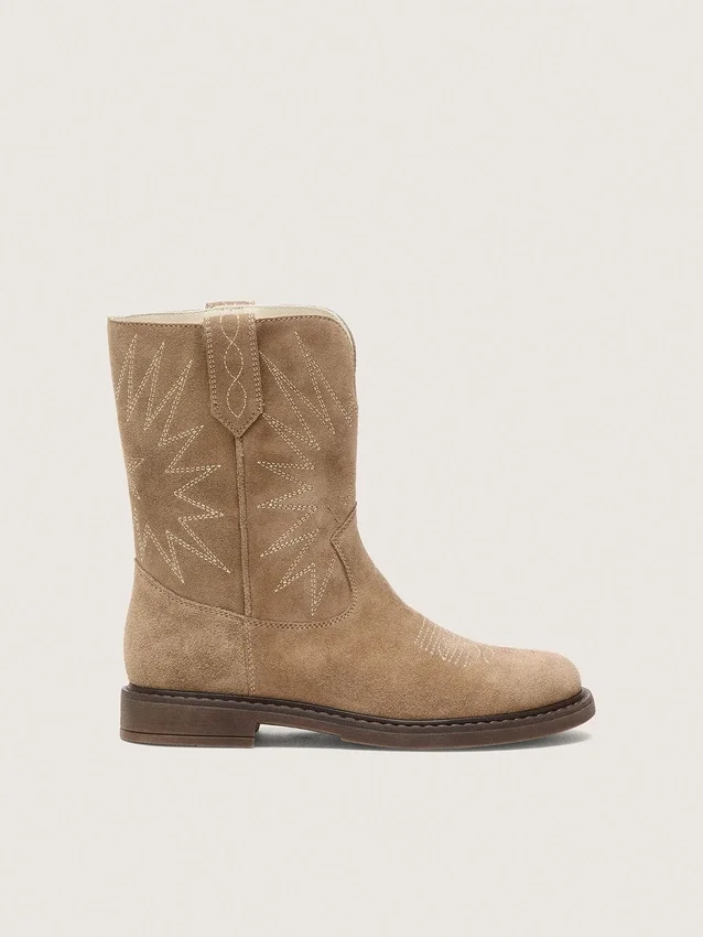 „Young Wish“-Stiefel aus taubengrauem Wildleder mit Sternstickerei