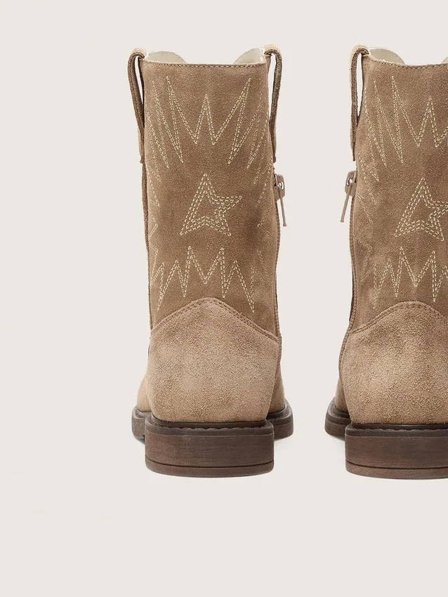 „Young Wish“-Stiefel aus taubengrauem Wildleder mit Sternstickerei